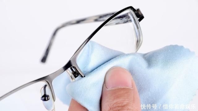 日本男子4年存3千枚废弃隐形眼镜 搓成蓝色小圆球 网友感叹好脏 快资讯