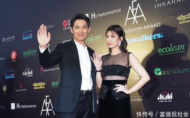 45岁贾静雯不惧老公吃醋秀性感获日本男神反町隆史搂腰护花 快资讯