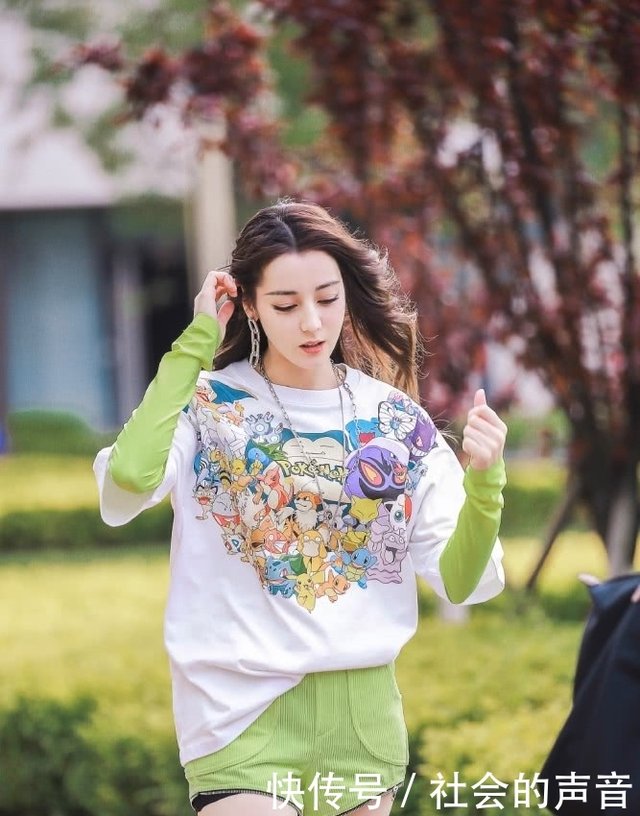 热巴穿白色裤袜大腿勒出肉 私服被指模仿杨幂 曾穿同款健美裤 快资讯