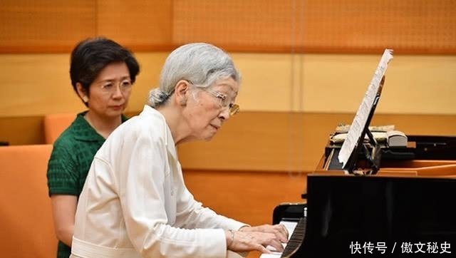 85岁美智子皇后弹奏钢琴 白发苍苍仍优雅不已 岁月更添魅力 快资讯