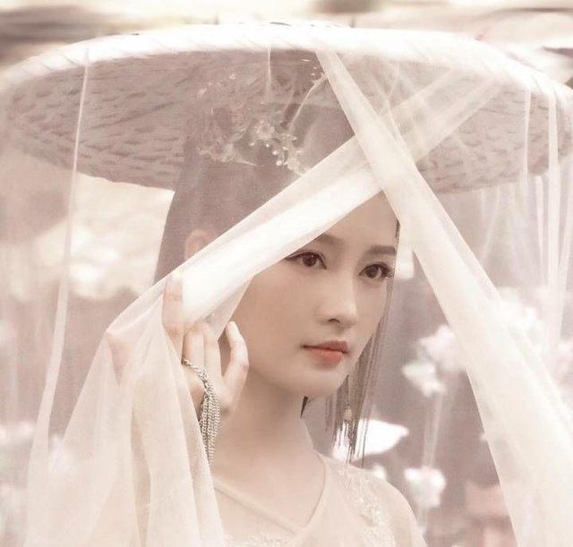 31岁李沁晒夏日浪漫写真 公主衫打扮超甜美 玩旋转木马自嘲幼稚 快资讯
