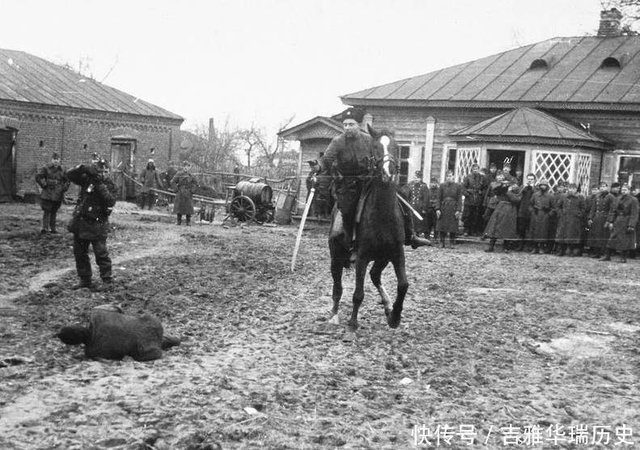 二战时，乌克兰的哥萨克骑兵拿亲苏分子练习骑马砍杀- 快资讯