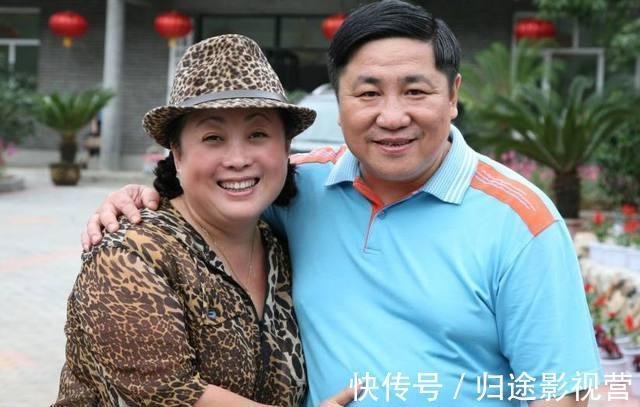 57岁女星与丈夫离婚 今55岁攀上小28岁高富帅 还开上豪车 快资讯 57岁女星与丈夫离婚 今55岁攀上小28岁高富帅 还开上豪车 快资讯
