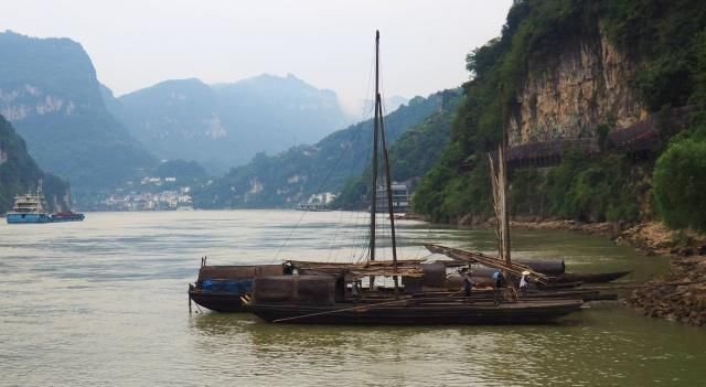 它靠近三峡大坝 却没有因为大坝而搬走 江上人家过得像世外桃源 快资讯