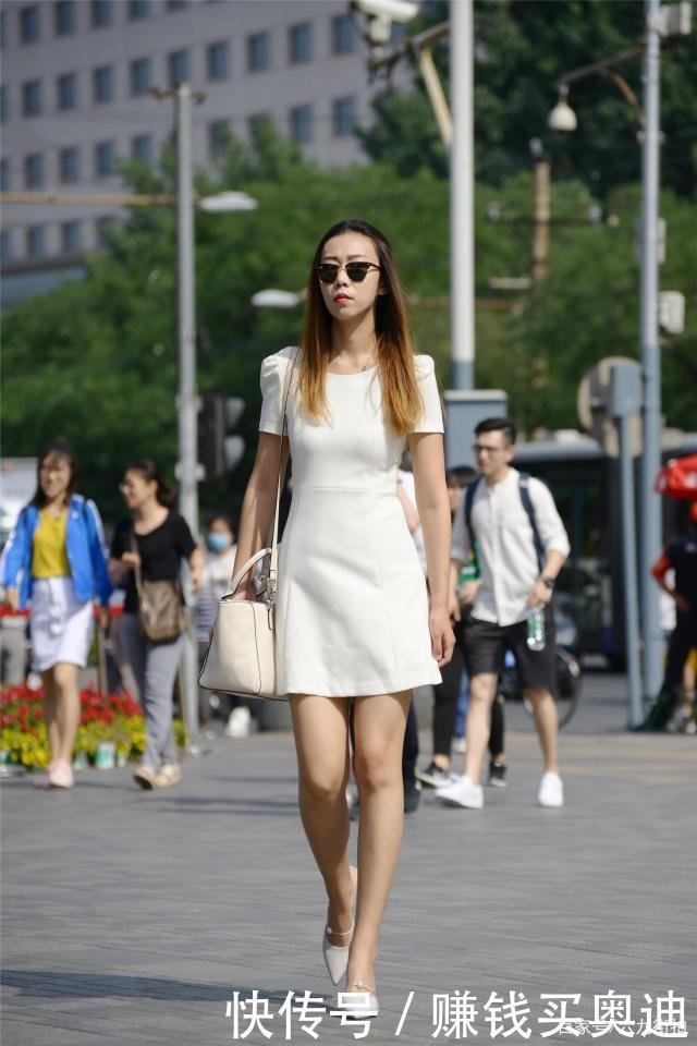 米色连衣裙和浅灰色尖头鞋 这样的搭配 穿出时尚漂亮的效果 快资讯