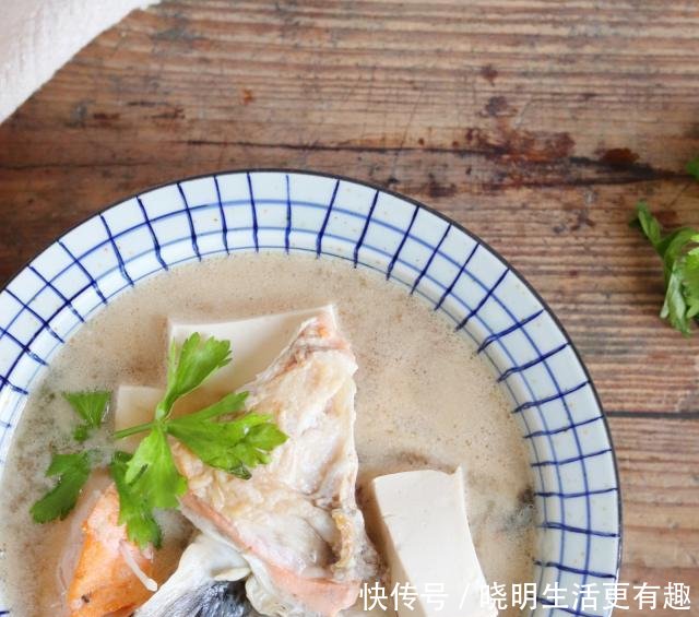 半个鱼头 1勺它 教你做三文鱼头豆腐汤 比酒店大厨做的还美味 快资讯