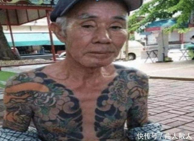 老人因炎热脱衣服 照片疯传成网红 不料警察却发现了大秘密 快资讯 老人因炎热脱衣服 照片疯传成网红 不料警察却发现了大秘密 快资讯