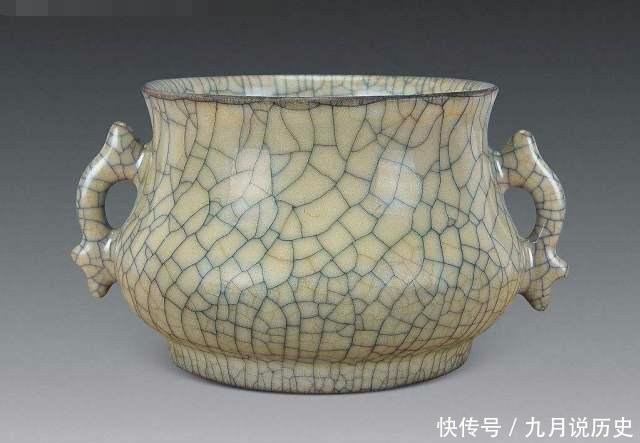 北京故宫博物院藏宋哥窑青釉贯耳瓶，仿古青铜器造型，典雅而庄重- 快资讯