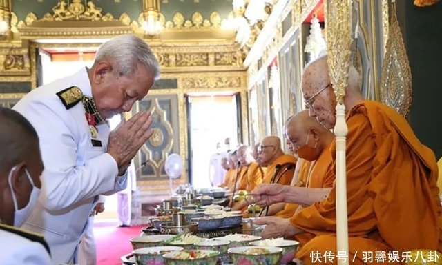 68岁泰王庆生阵势庞大 王后发6张跪地照片 向国王丈夫表忠心 快资讯 68岁泰王庆生阵势庞大 王后发6张跪地照片 向国王丈夫表忠心 快资讯