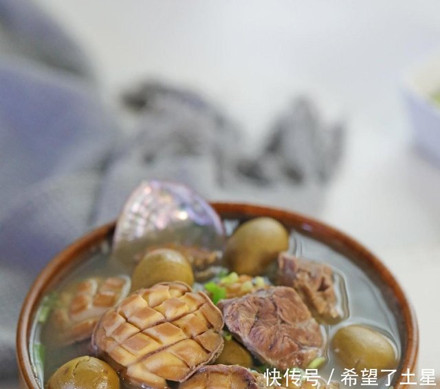 这道汤记得放鲍鱼壳 味道清甜 好喝停不下来 快资讯 这道汤记得放鲍鱼壳 味道清甜 好喝停不下来 快资讯