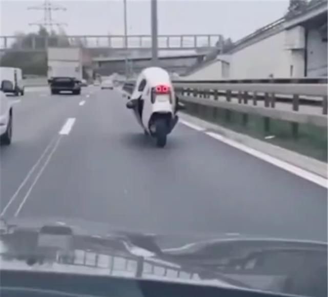 日本偶遇 封闭式 宝马摩托车 车价57万57秒破百 可遮风挡雨 快资讯 日本偶遇 封闭式 宝马摩托车 车价57万57秒破百 可遮风挡雨 快资讯
