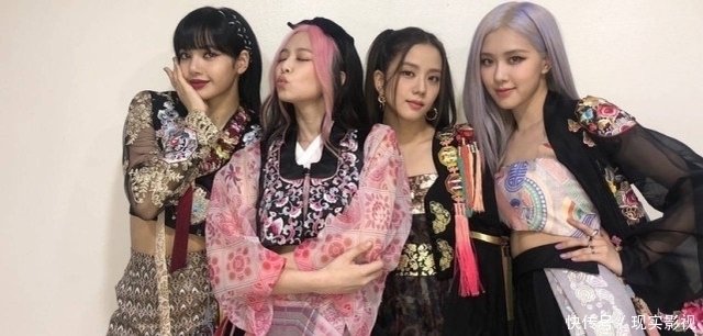 韩女团疑学blackpink翻车 舞台服装用中国元素引热议 还印汉字 快资讯