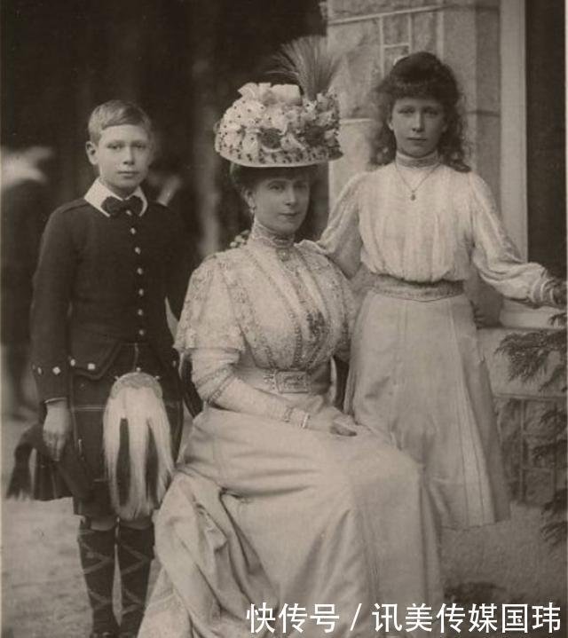 世界上最漂亮的22顶王冠中她拥有14顶 英女王的珠宝大半来自她 快资讯