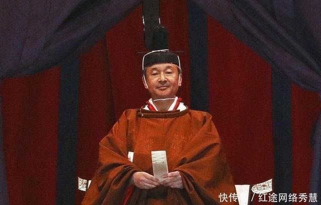 日本的最高君主天皇手里为什么要拿着一个臣子使用的笏板 快资讯