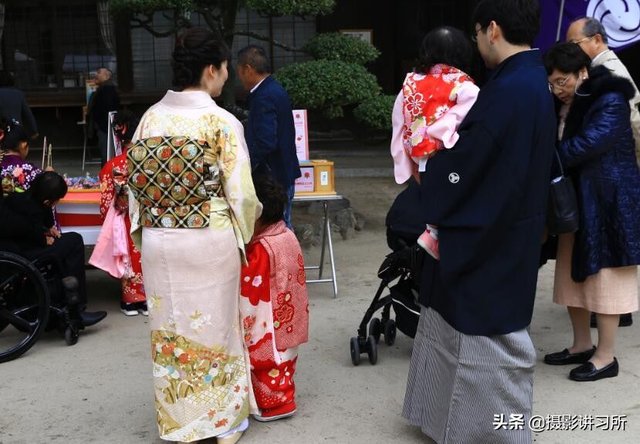 日本的儿童节 七五三祝每年的十一月十五日孩子着和服去神社 快资讯