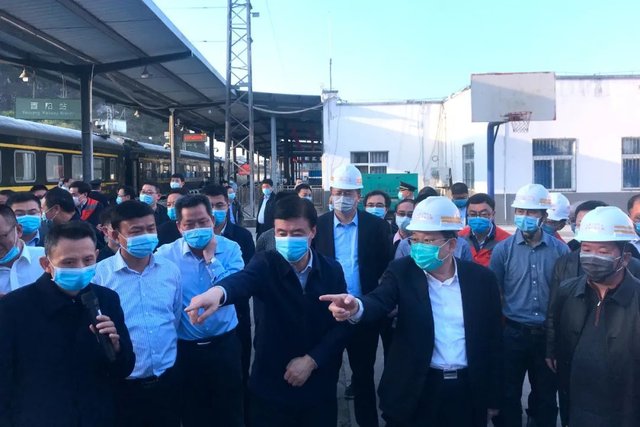 孙圣杰陪同成都局集团董事长周荣到涪秀检查 并在项目指导 快资讯