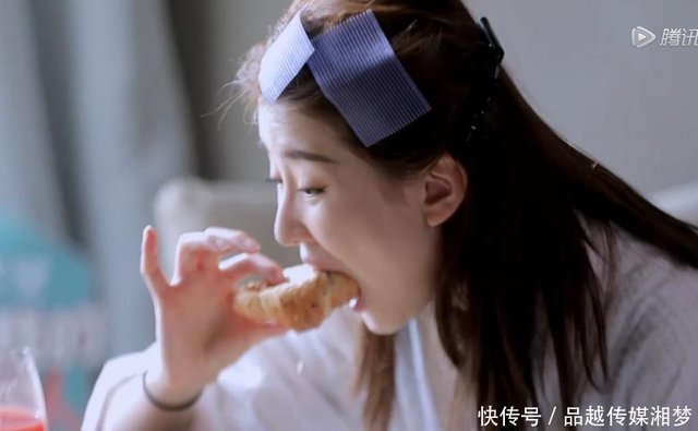 乔欣减肥不吃生食 为显脸小用手按摩头 节目中曝许魏洲趣事 快资讯