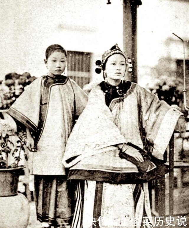 晚清罕见照 图一清朝宫女姿色平庸 图二是李鸿章的继室赵小莲 快资讯