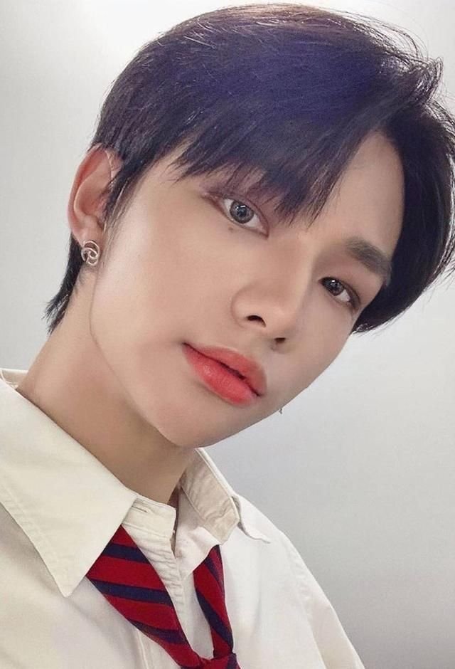 男爱豆被指营业过度 每天和粉丝聊 半身浴洗澡 令网友反感 快资讯