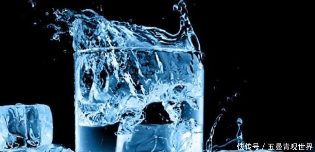 酒吧的冰块晶莹剔透 自己冻的一团白 如何冻出钻石般的冰块呢 快资讯 酒吧的冰块晶莹剔透 自己冻的一团白 如何冻出钻石般的冰块呢 快资讯