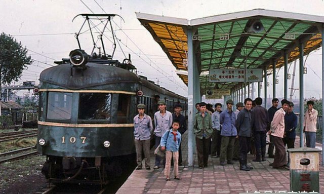 80年代的抚顺电车 客舱座位都是木椅 时刻表手写很简单 快资讯