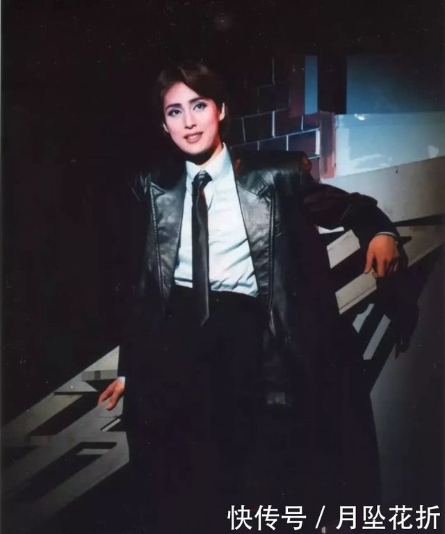 日本宝冢歌剧团登电视 女伴男装帅到观众 快资讯