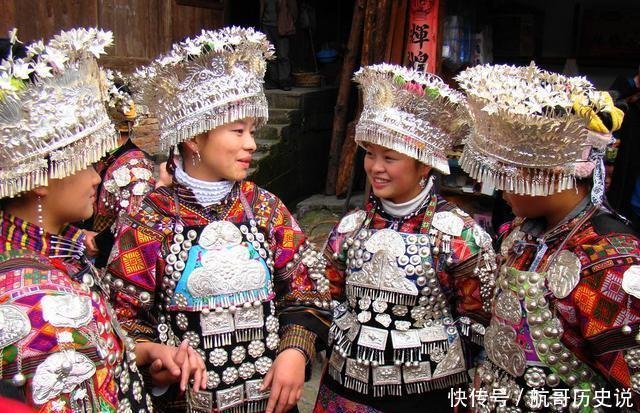 少数民族女性的特殊服饰 银光闪闪煞是好看 设计竟源于古代铠甲 快资讯 少数民族女性的特殊服饰 银光闪闪煞是好看 设计竟源于古代铠甲 快资讯