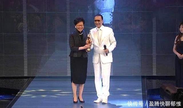 甄珍晕眩入院 岁谢贤不顾劳累送花探望合影温馨 疑三次求爱 快资讯