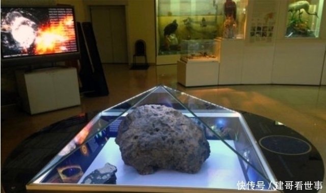 俄罗斯著名陨石玻璃罩突然自动升起引发警报 陨石要 返回 太空 快资讯 俄罗斯著名陨石玻璃罩突然自动升起引发警报 陨石要 返回 太空 快资讯