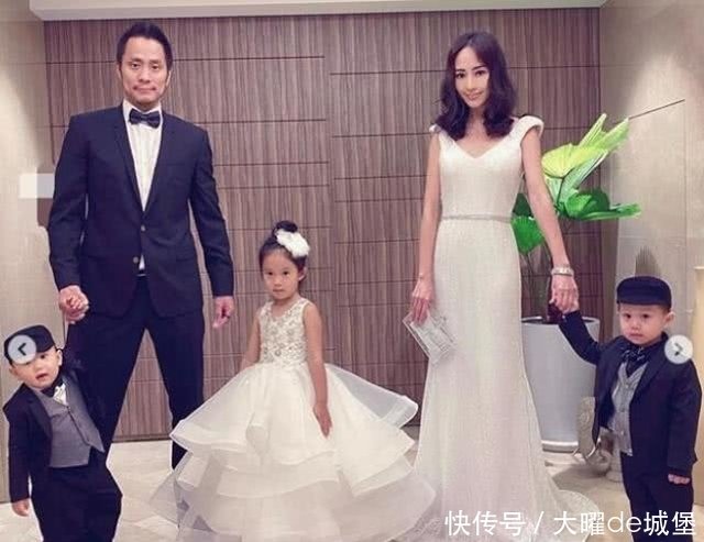 台湾第一千金关颖罕见晒全家福 4年生3胎的她身材纤细少女感十足 快资讯 台湾第一千金关颖罕见晒全家福 4年生3胎的她身材纤细少女感十足 快资讯