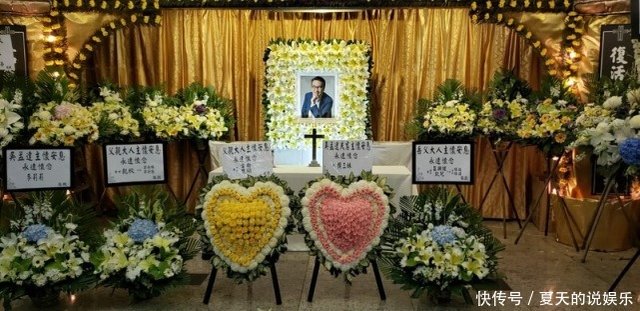 吴孟达设灵 儿子现身神情哀伤 周星驰致哀花圈被摆放在显眼处 快资讯