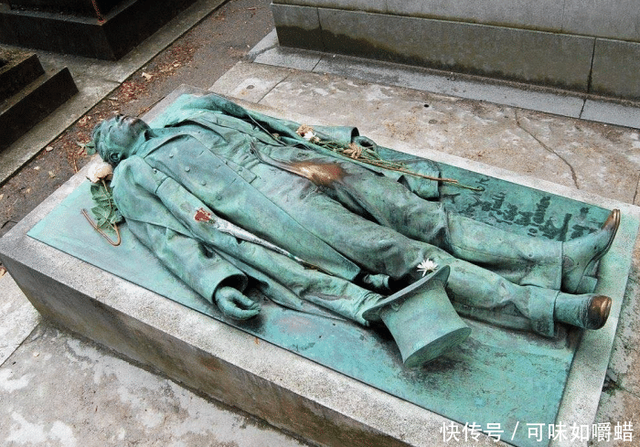 法国巴黎一座雕像 主人生前不是什么伟人 雕像却备受女性崇拜 快资讯