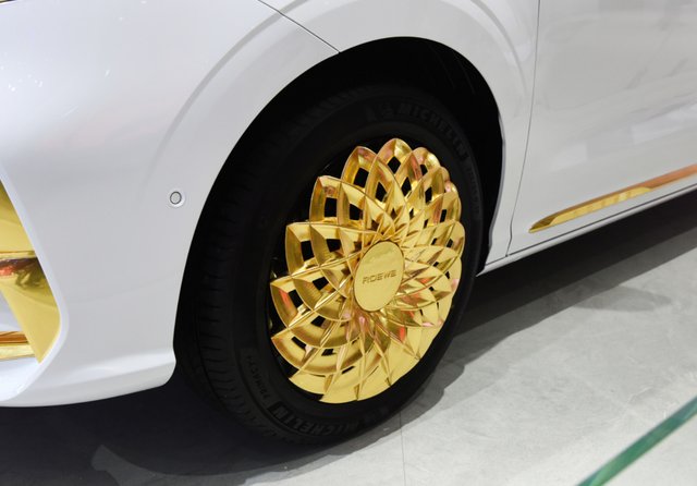 国产 白金版 Mpv 连雨刮器都是土豪金 车内配茶具 快资讯