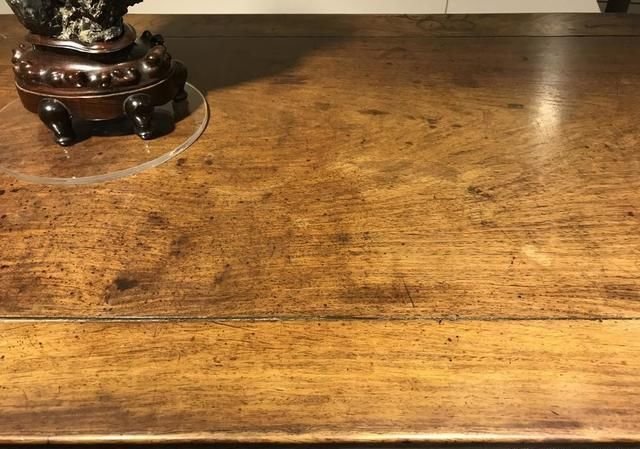 结合明清黄花梨家具细节图 通过底色纹理棕眼莹光质地气闻辨识 快资讯