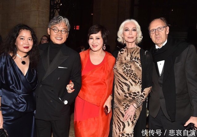 71岁靳羽西与86岁超模合影 相约优雅老去 快资讯