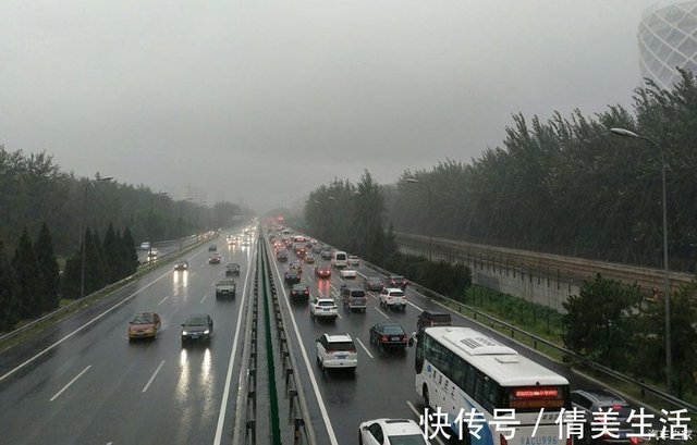 老司机雨天跑高速都这么做 原来这里面大有学问 新手司机请注意 快资讯