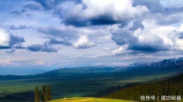 夏天是那拉提空中草原的黄金季节蓝天白云下风景绝美 快资讯