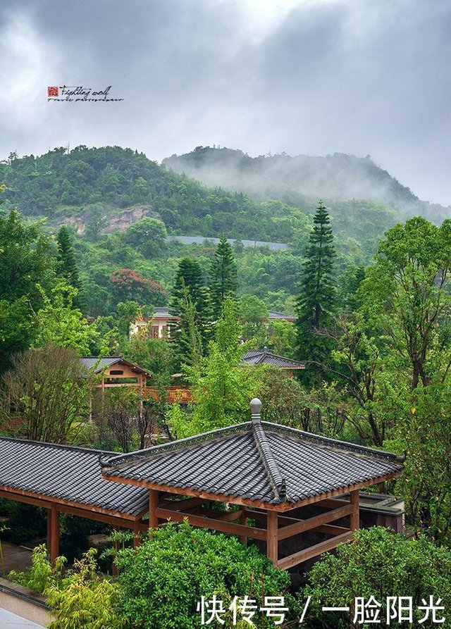 在黄果树柏联观山听瀑 品茗泡汤 山为伴水作邻 静享山水世界 快资讯