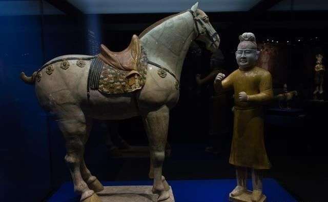 唐代时尚的贵妇形象：蓝釉仕女俑（唐三彩） - 快资讯