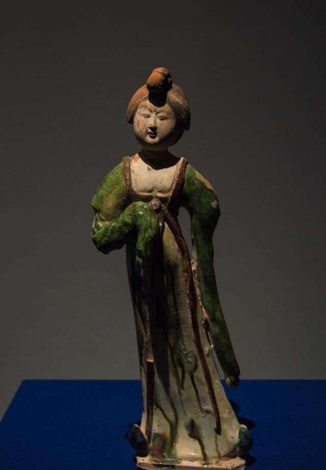 唐代时尚的贵妇形象：蓝釉仕女俑（唐三彩） - 快资讯