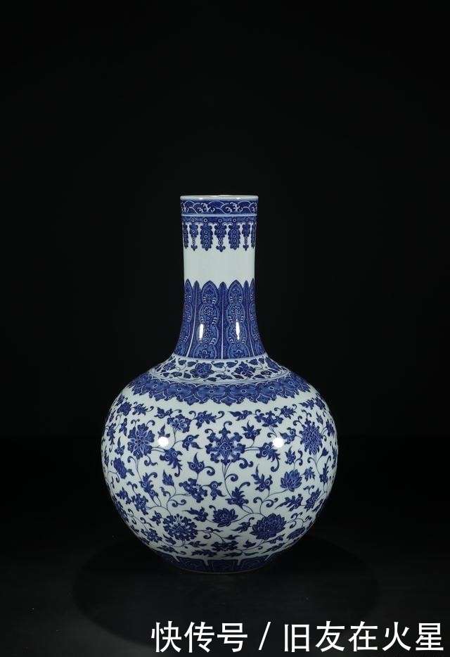 清代，“大清乾隆年制”青花缠枝花卉天球瓶- 快资讯
