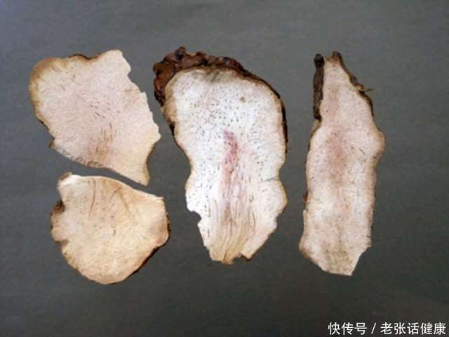 常吃土茯苓可以祛除湿气，通利关节，有效帮助降尿酸，改善痛风的症状。