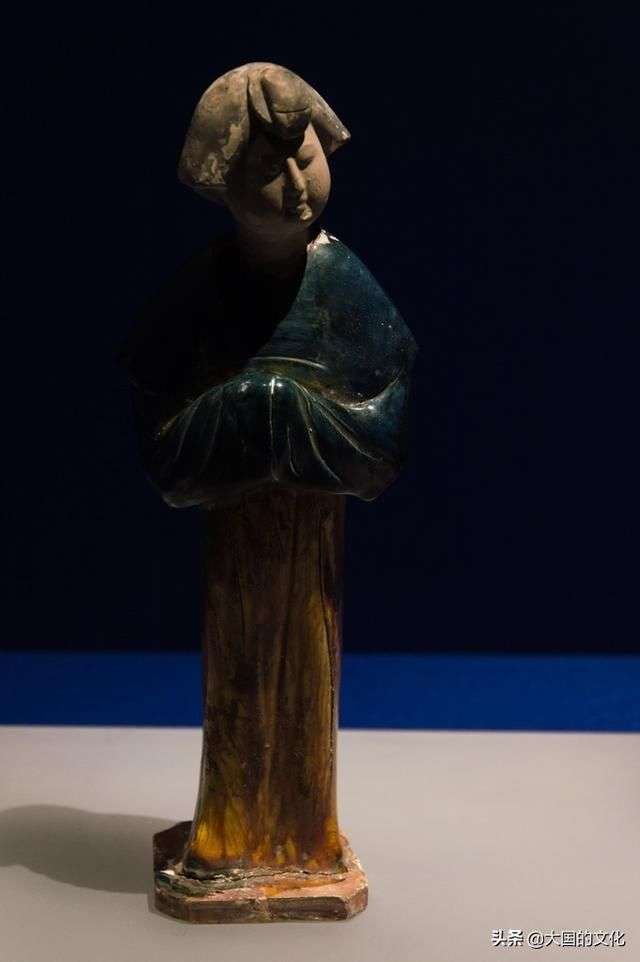 唐代时尚的贵妇形象：蓝釉仕女俑（唐三彩） - 快资讯