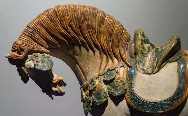 唐代时尚的贵妇形象：蓝釉仕女俑（唐三彩） - 快资讯