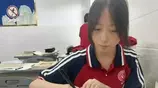 女生“全损课本”走红，自认为是清北的苗子，老师：自我感动罢了