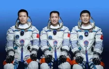 杨利伟在太空听到“敲门声”，十七年后谜底揭晓，幸亏他当时机智
