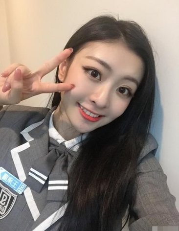 《青2》结束后,所有练习生忙着微博互动,只有她想