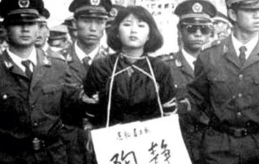 20岁漂亮女毒贩被抓, 拒绝供出男友, 被枪毙前要求取出身体中的一物