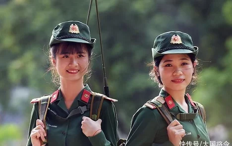 对越反击战:解放军占领越军阵地发现女兵尸体，旁边还有一幅标语