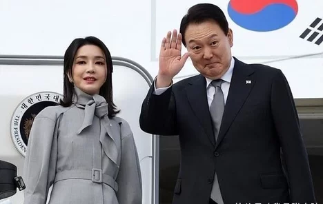 被韩国第一夫人美到了！穿灰色大衣秀出天鹅颈，真看不出有50岁